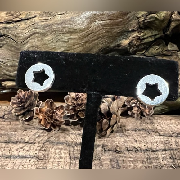 Mexico 925 Sterling Silver Stars Earrings Punch in Studs Cut Outs Dainty 0.5” - Picture 2 of 3